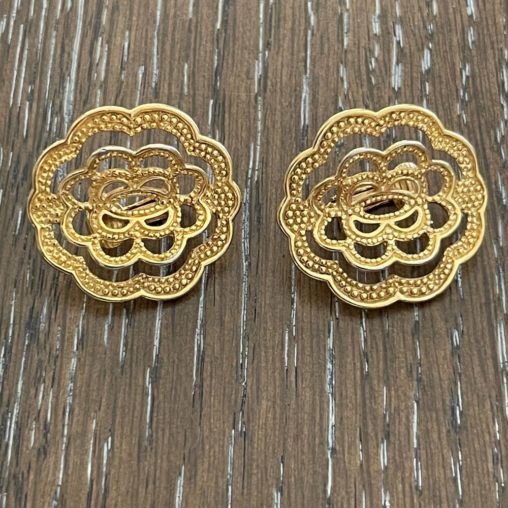 Vintage Avon Clip On Earrings Gold Tone Filigree Round‎ Layered Estate Fashion